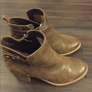 Sperry ankle boots size 6